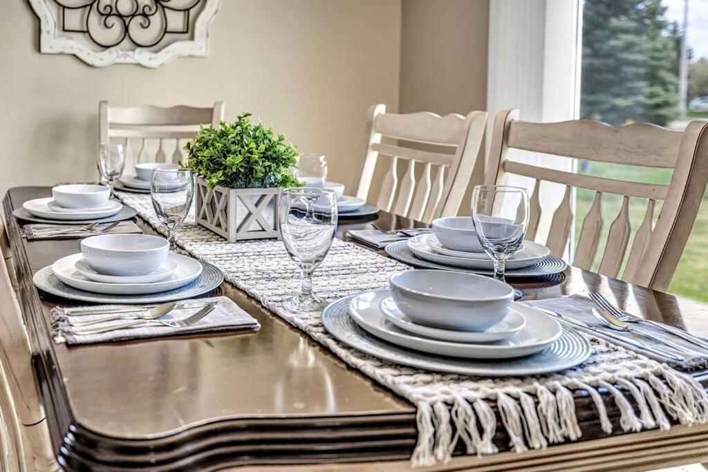 Serene 3 Bedroom Home, Nrm, Wi-Fi, Parking, Queen Bed De Pere 外观 照片
